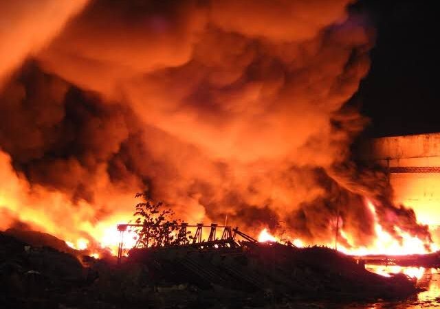 Materiais inflamáveis estão dificultando o controle do incêndio no Polo Industrial de Manaus