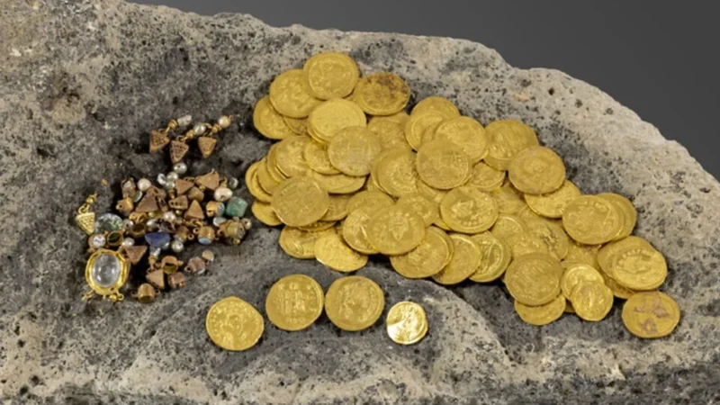 Cientistas acham tesouro com moedas de ouro e joias de 1,4 mil anos