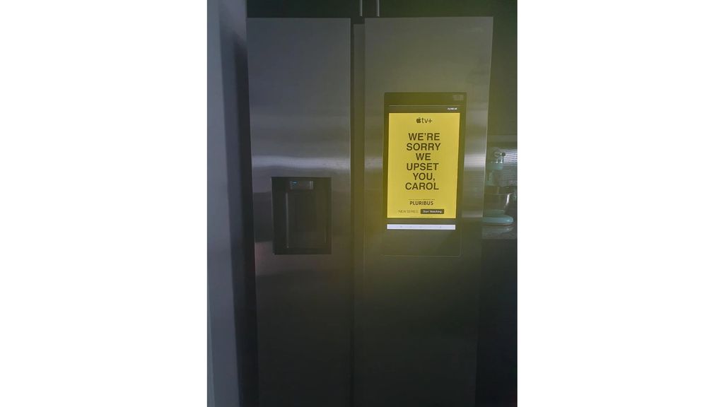 Mulher é levada ao hospital após ver propaganda em geladeira da Samsung; entenda