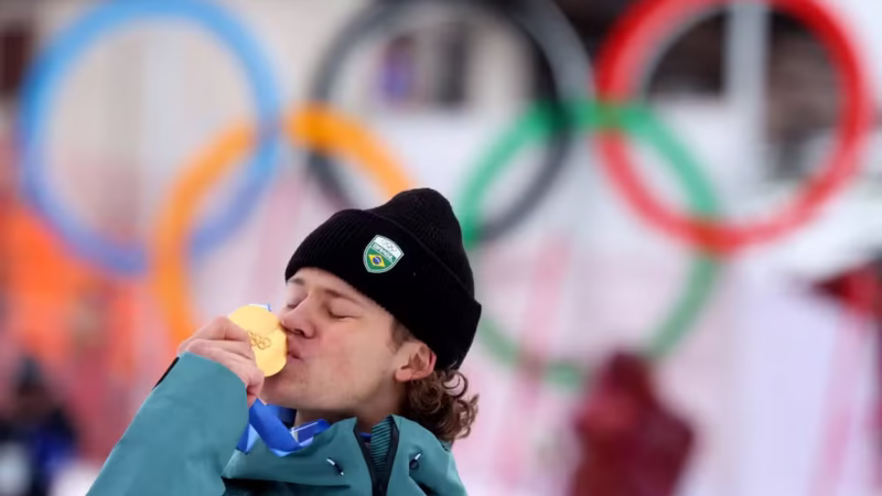 Lucas Pinheiro voa no slalom gigante e leva ouro histórico para o Brasil nas Olimpíadas de Inverno
