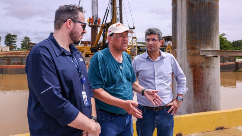 Eduardo Braga acompanha fase final da ponte do rio Autaz Mirim e avanço das obras da BR-319