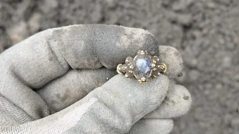 Arqueólogos encontram anel de ouro e safira da Idade Média na Noruega