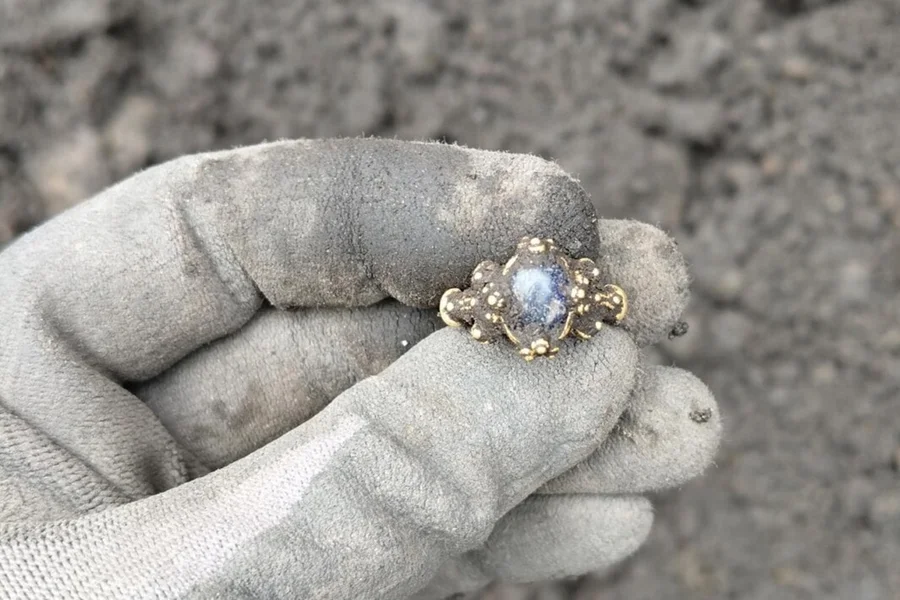 Arqueólogos encontram anel de ouro e safira da Idade Média na Noruega