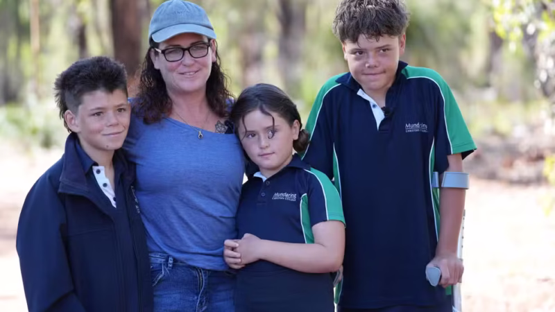 Jovem de 13 anos vira herói após nadar por horas para salvar a família que estava à deriva em alto-mar