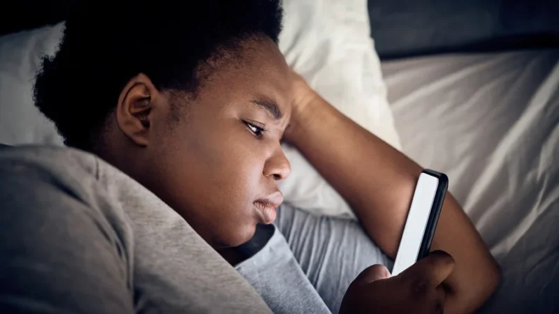 Idade da criança ao ganhar primeiro smartphone aumenta riscos à saúde