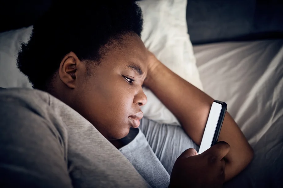 Idade da criança ao ganhar primeiro smartphone aumenta riscos à saúde