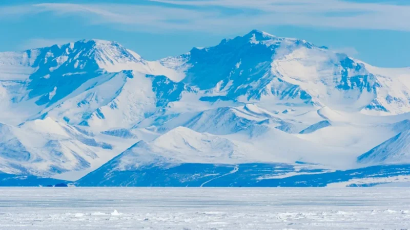 Maior deserto do mundo não é coberto de areia e, sim, de gelo. Entenda