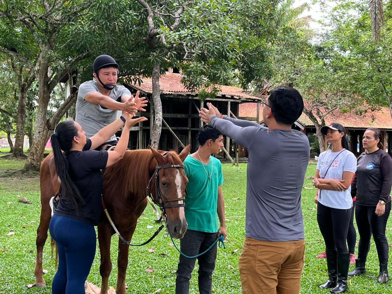 Capacitação em equoterapia qualifica profissionais de Barreirinha e reforça atendimento terapêutico no município