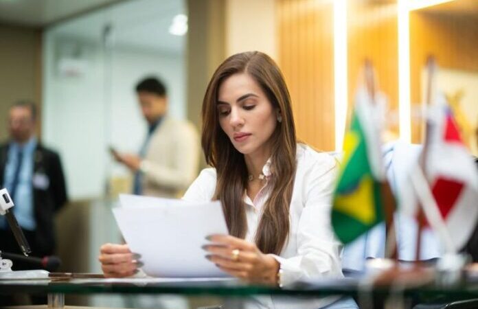 Débora Menezes (PL) acompanha caso de abuso sexual contra crianças em escolinha de futebol em Manaus