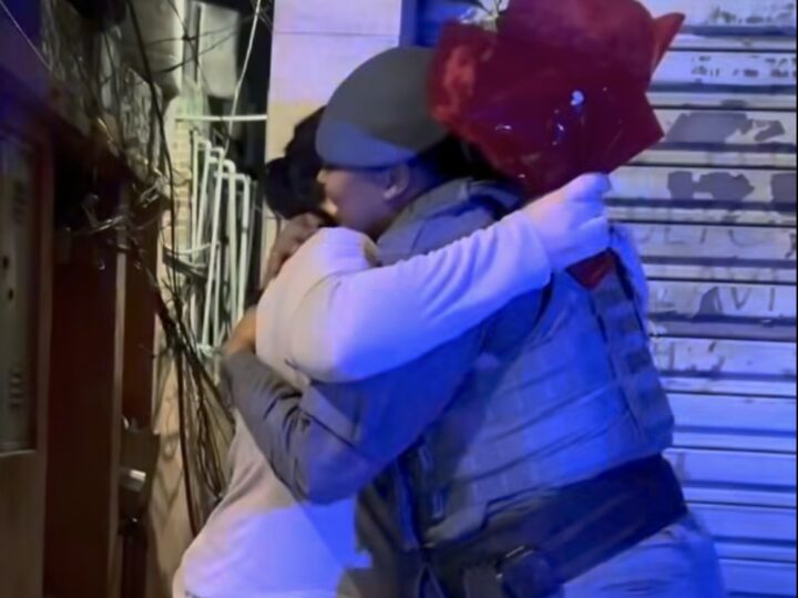 VÍDEO: PM que salvou mulher após pedido de socorro disfarçado de pizza entrega flores à vítima