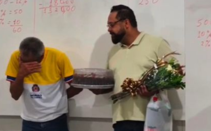 Professor homenageia pai que voltou a estudar: “Lutou pelo meu sonho”; VEJA