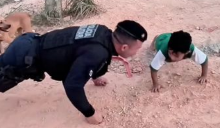 Menino de 4 anos desafia PM e faz 33 flexões com ele na rua, em Cuiabá; vídeo