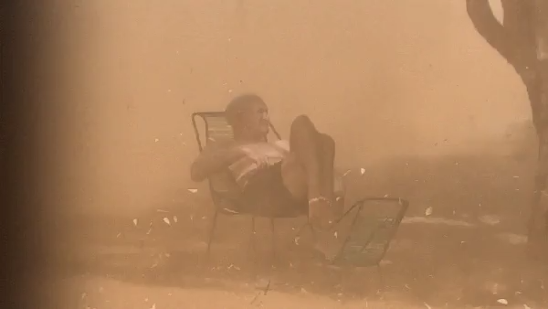 Idoso viraliza ao ficar sentado e calmo em meio a redemoinho de areia no PI; veja vídeo